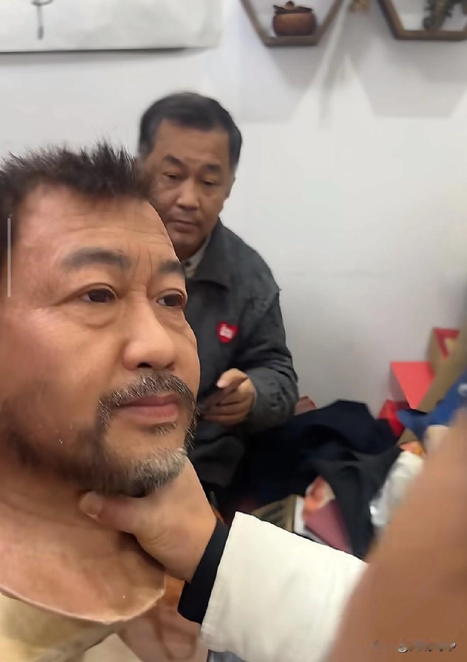 大师沈巍蜡像重磅出炉，耗时将近半年，杜莎夫人蜡像馆专业人员精心打造，终于在2月1