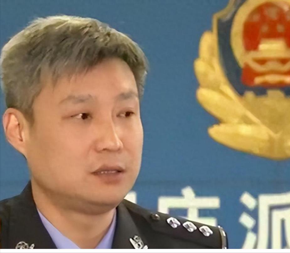 2009年男子和2个情妇睡一张床，两情妇互相争风吃醋，男子联合喜欢的情妇，将另外