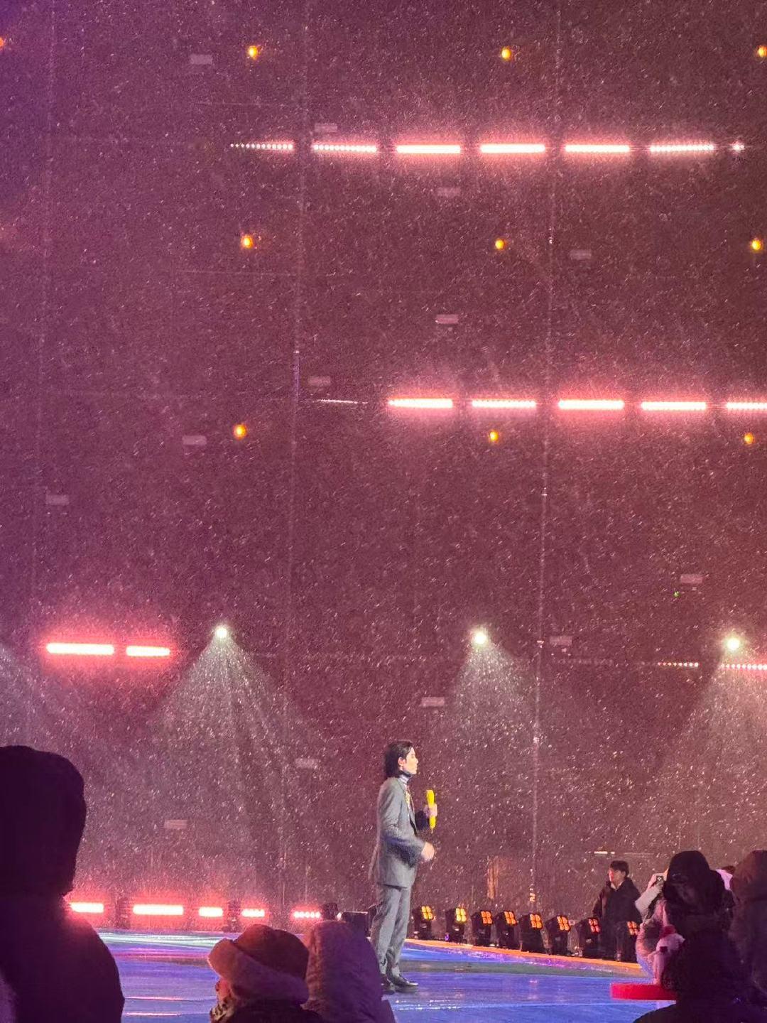 萧敬腾山西跨年遇雪萧敬腾在山西变雪神 雨神变雪神！这次不是大雨是大雪！！！ 