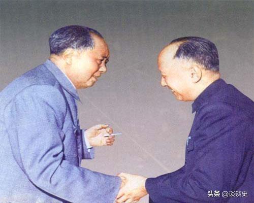 1964年，毛主席在中南海住处接见钱学森。谈话中，毛主席问钱学森：“你搞的导弹那