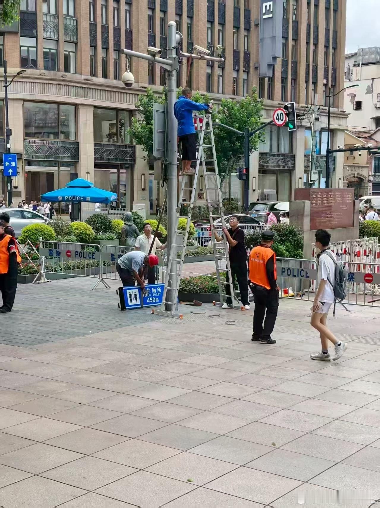 [捂嘴哭]外滩旁那个公共厕所的广告牌被OTA了这种抽象行为即便放到后现代行为艺术