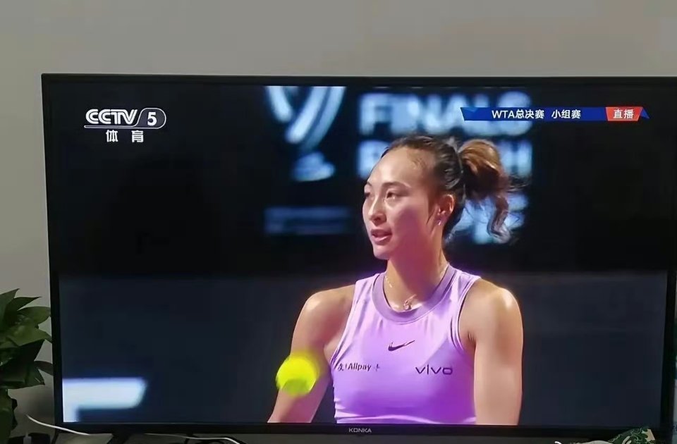 郑钦文终于打破心魔创造自己历史！大比分2：1击败莱巴金娜！1，郑发球没有对方好，