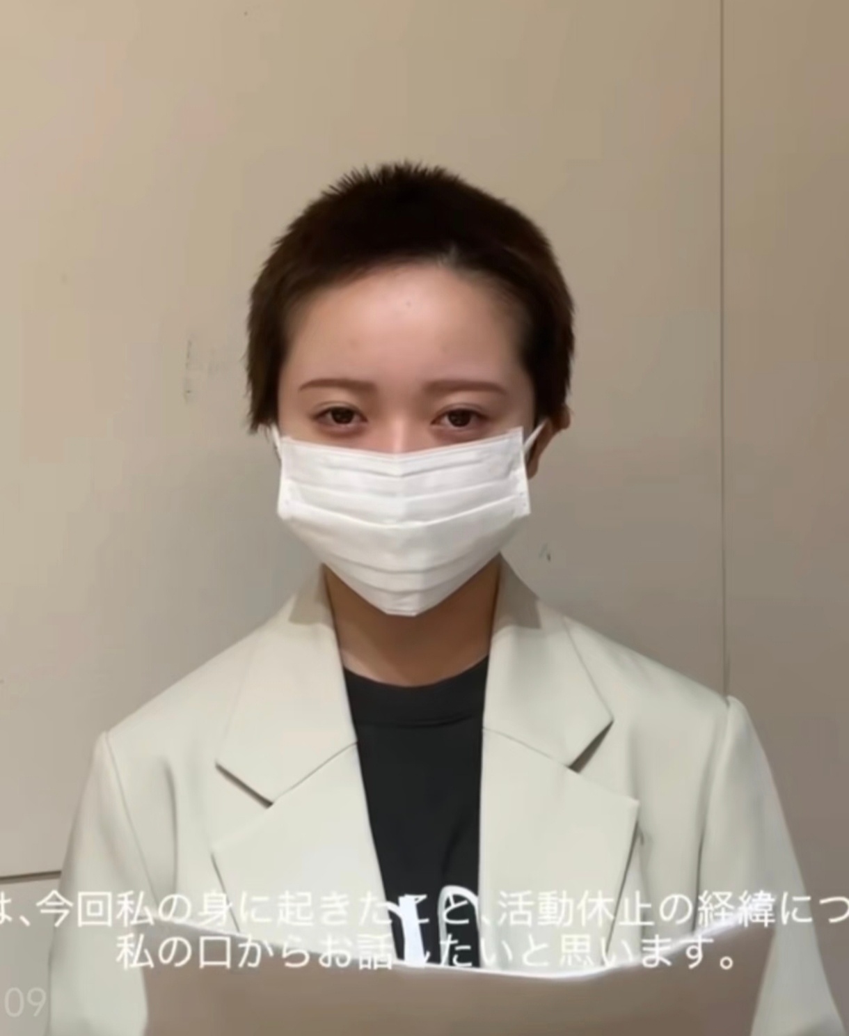 刷到开闭这个图片还在想今夕何夕。。。吃了下瓜，感觉是叫花田蓝衣的妹想复刻老咪的剃
