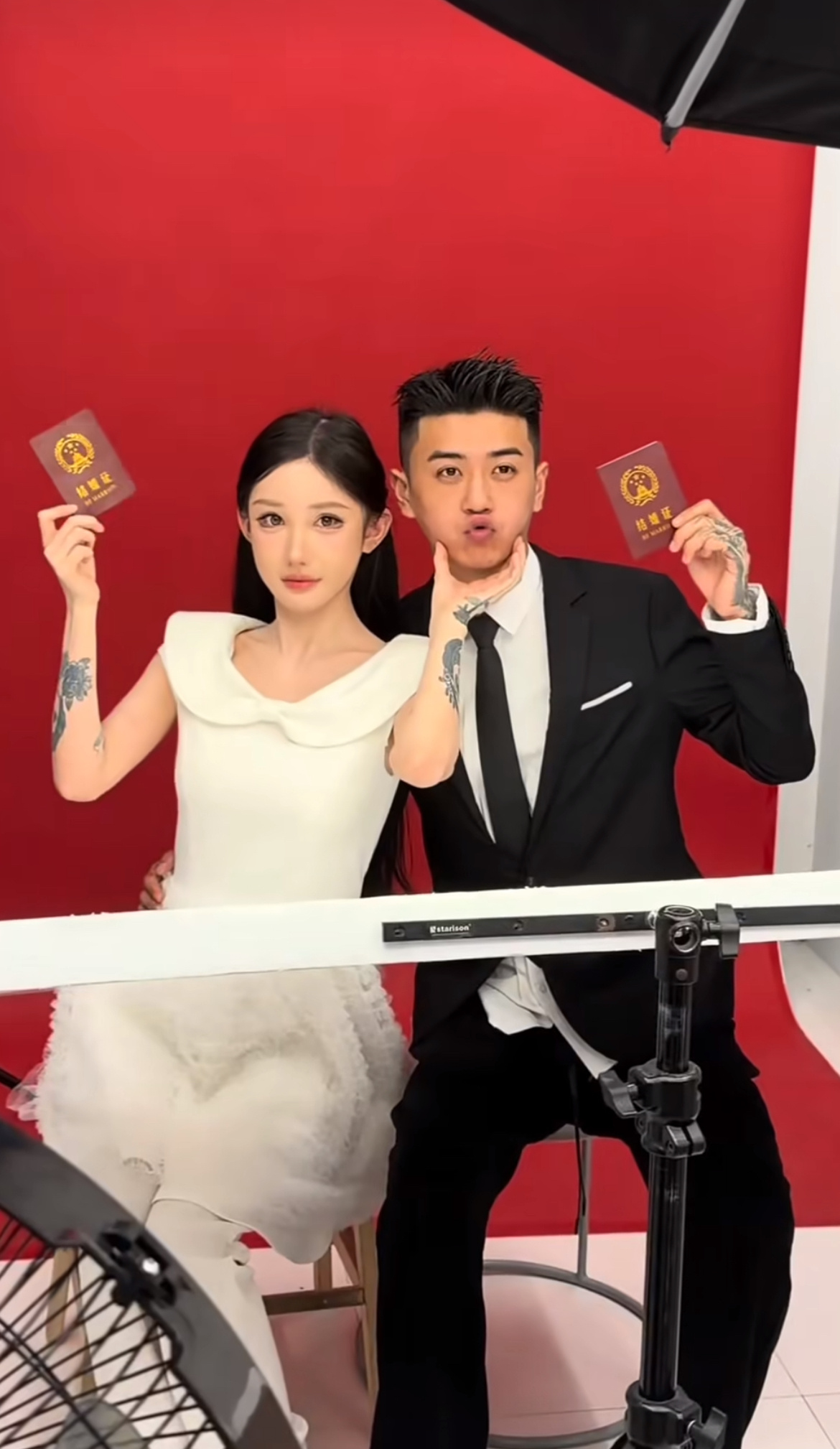 薛小婉任权领结婚证了薛小婉与任权领结婚证了，这对纠缠六年的网红情侣，终于在202