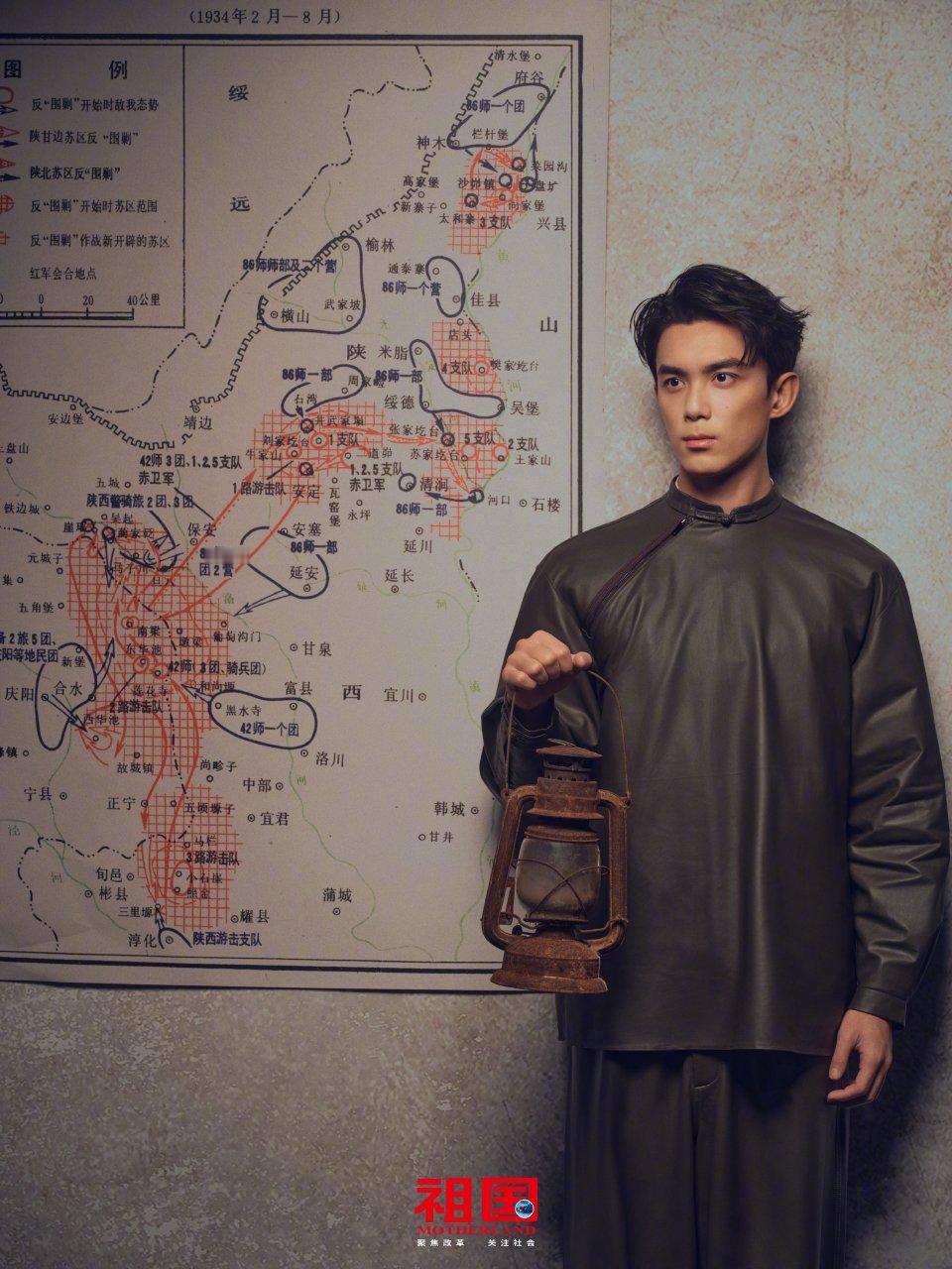 吴磊 国家级时政期刊《祖国》杂志创刊18年来首位艺人封面人物，身着Burberr