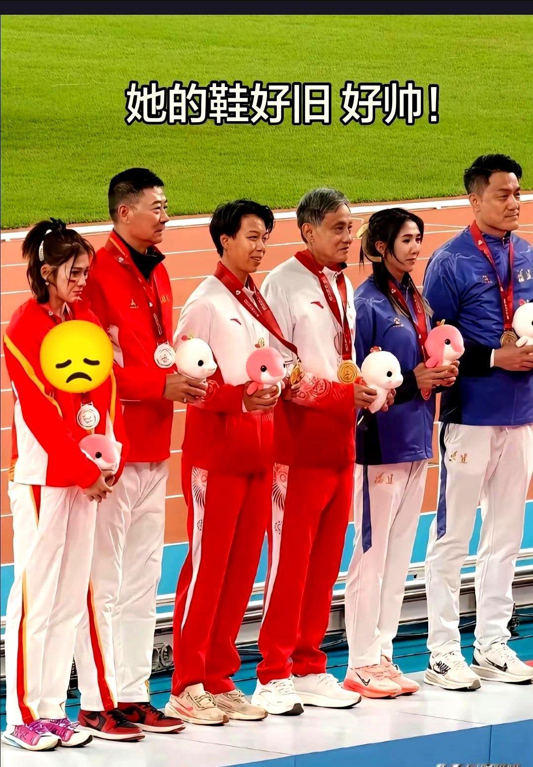 刘景扬穿旧球鞋赢了吴艳妮！
领奖台上别人都高高兴兴的，就吴艳妮一个人撅着个嘴。