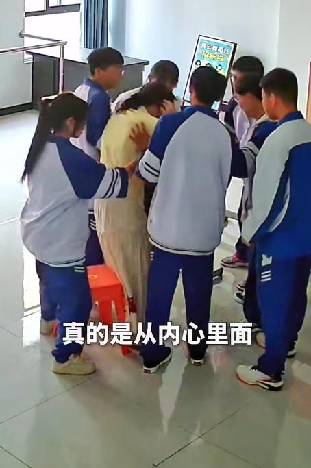 “泪目！”贵州六盘水一高中老师上课时，突感身体不适，她怕吓到学生强撑着往外走，谁