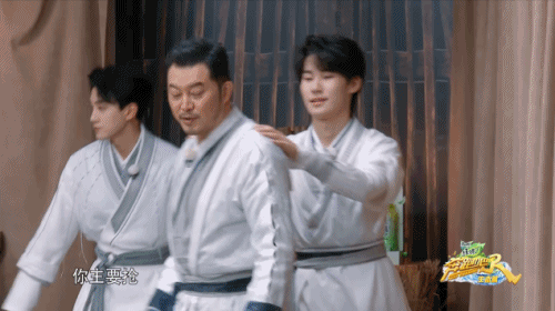#李晨左手一个张真源右手一个沙溢# 论力量还得看晨哥，左手右手各一个慢动作一下子