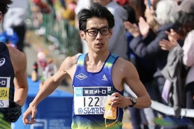 还记得大阪马拉松首马全身贴满法藤贴、赛后坐轮椅离场的吉田響吗？他第二场全马定档北