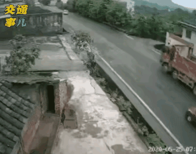 红色轿车你着什么急，逆行超车，害人害己。
红色轿车紧挨着大货车快速行驶，在公路上