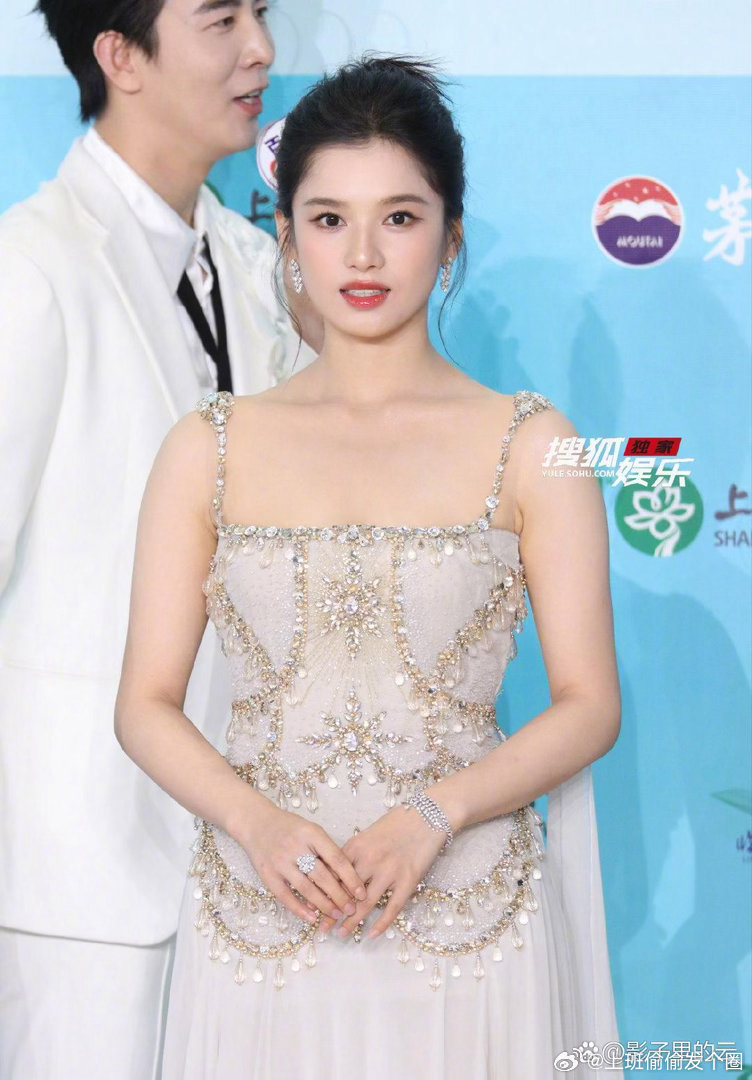 张婧仪随《藏海传》剧组亮相，一出场直接惊艳全场。她的首套造型是Georges H
