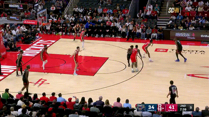 火箭超级巨星杜兰特真是自取其辱！在今天进行的火箭和鹈鹕的比赛中，当时比赛进行到了