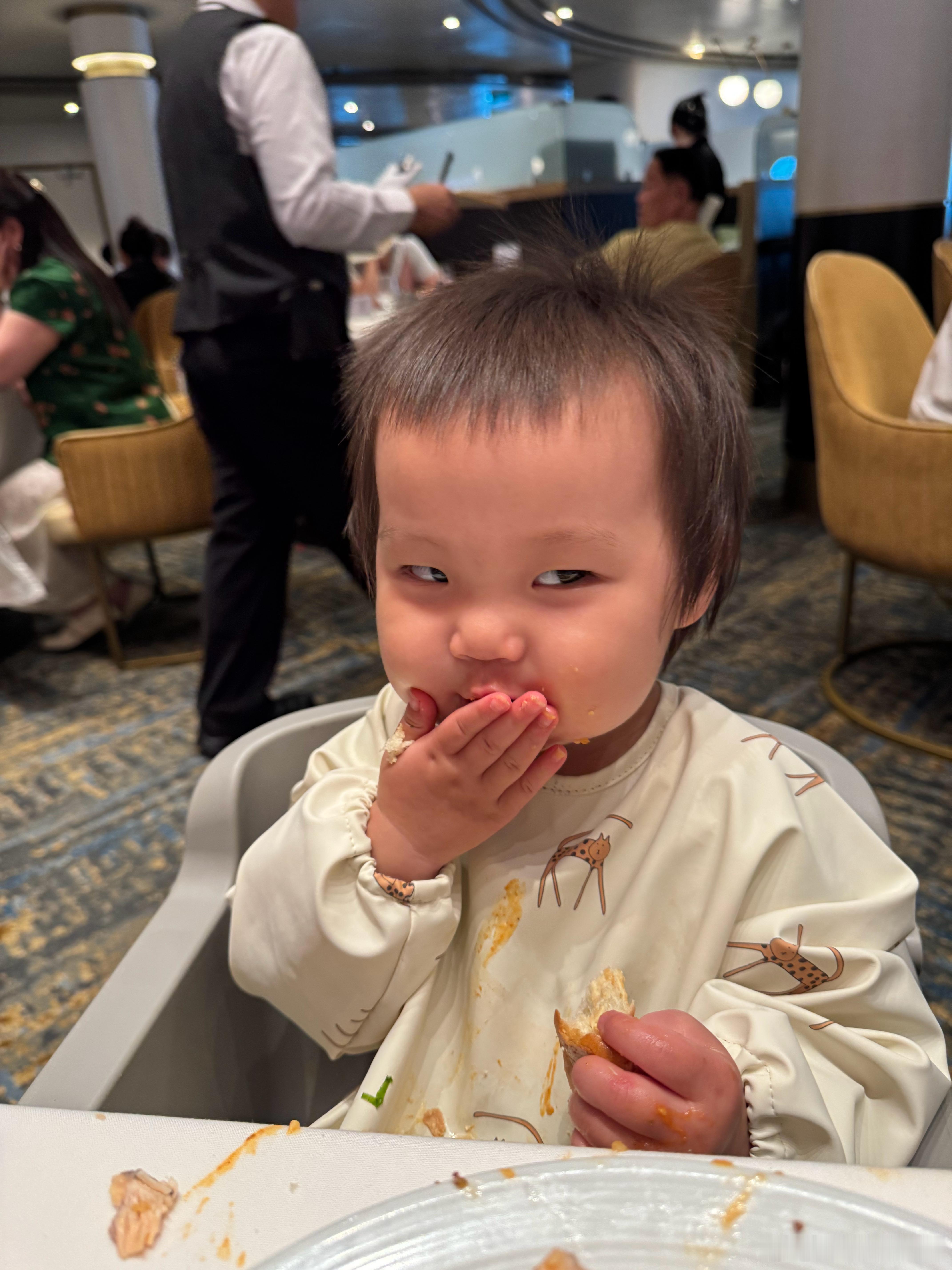 刚才的外卖员真不错从门后面伸出胳膊把凉皮递给我 