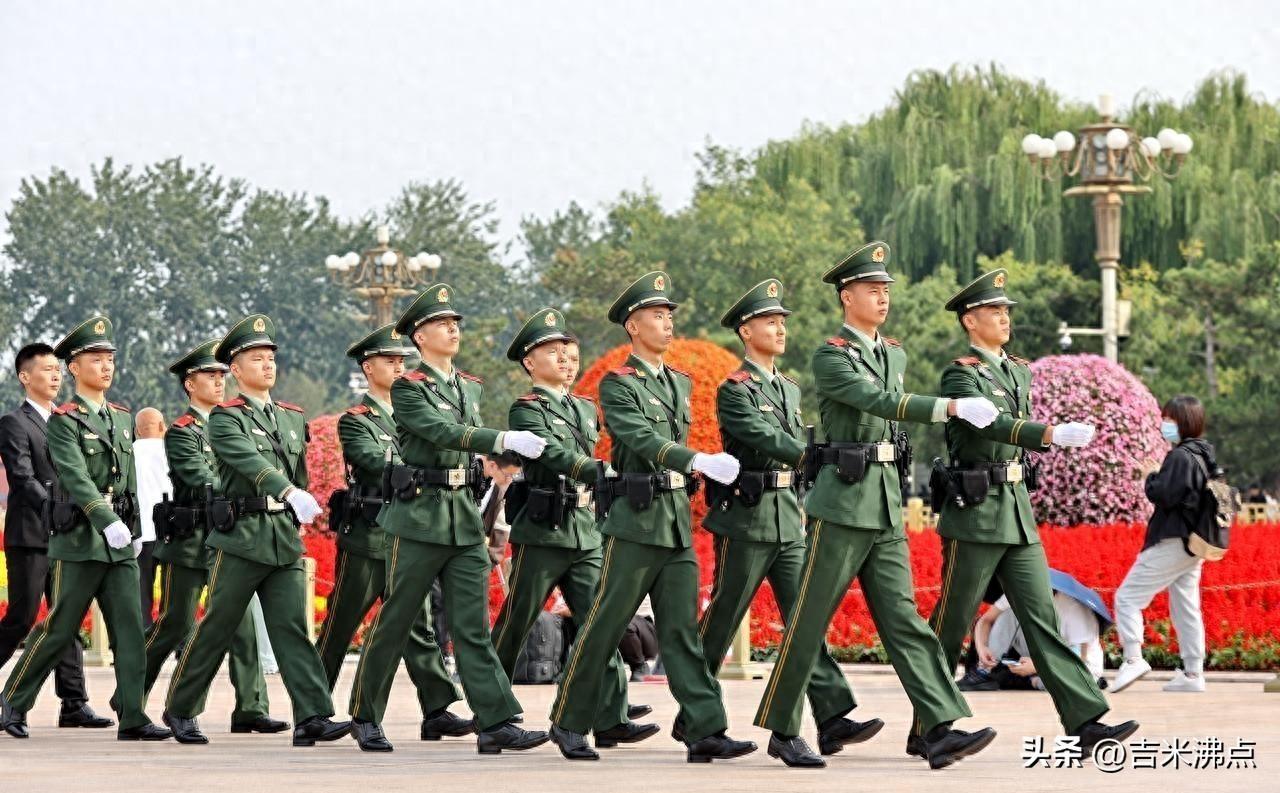 武直-10飞到美军舰头顶，不是演戏，是划线。
1月16号那天，两架武直-10开着