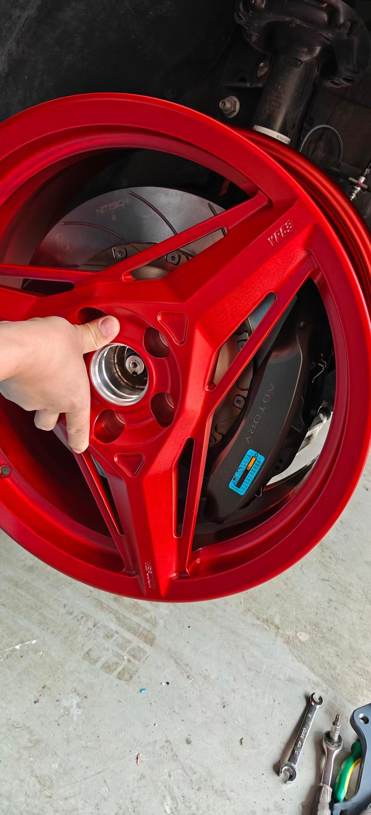 数据搭配完美😍刚好能露出卡钳另外这红色是新工艺，特别顶级！超好看别总想着红色只