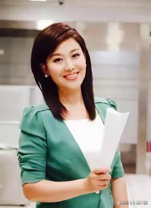 主持人郑丽长相端庄大气，不用化妆，不用美颜，一出场就美艳的不可方物，颜值和李红、