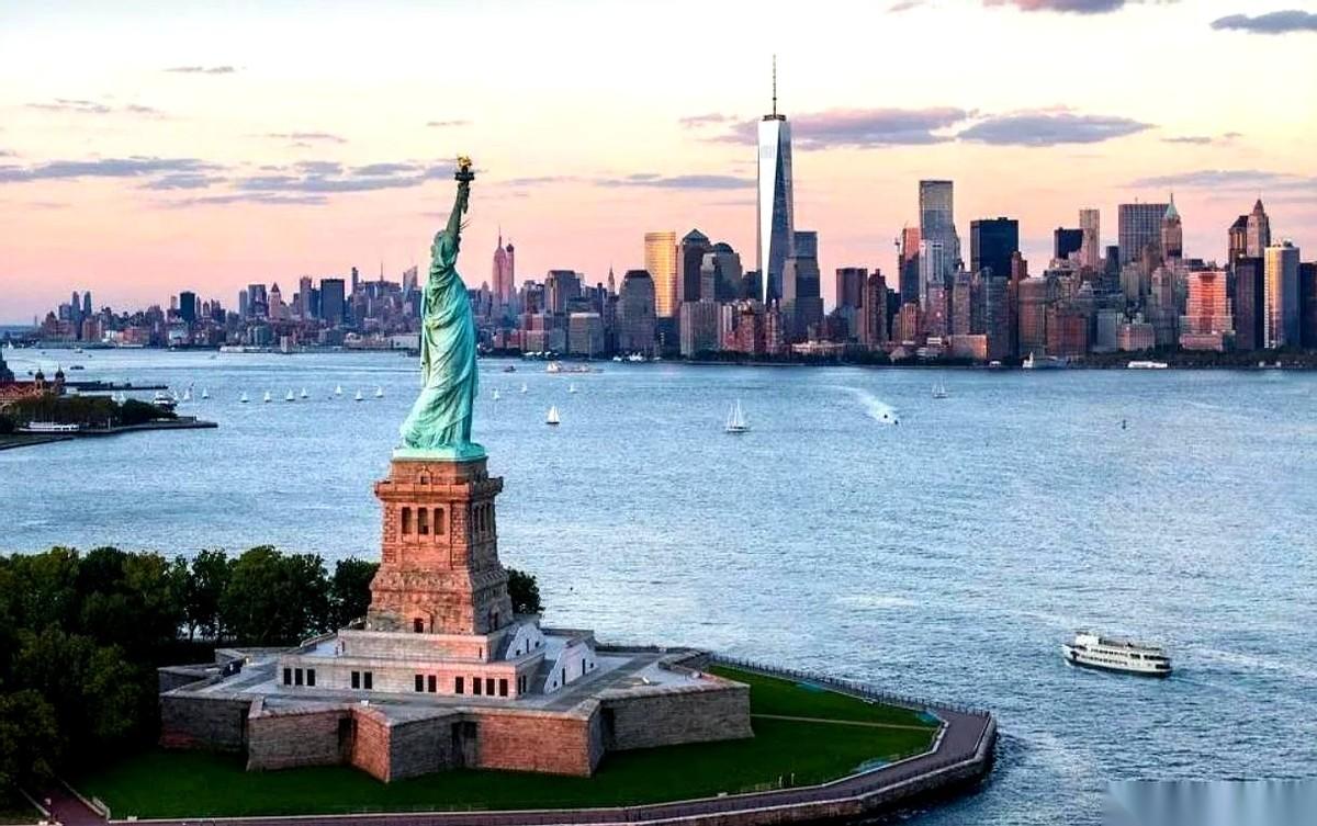 我勒个去！刚刷到个爆炸性消息，印尼前驻美大使直接放话了，说美国想回到1991年那