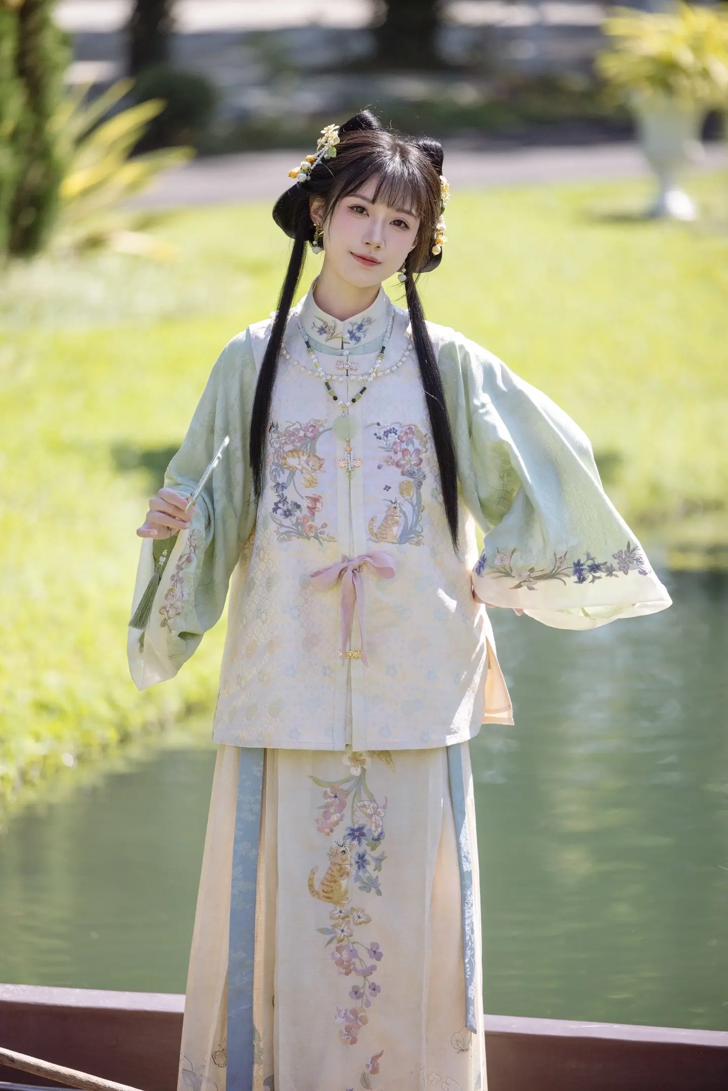花丛中可爱的小橘猫🍃绿色汉服真的好清新！ 