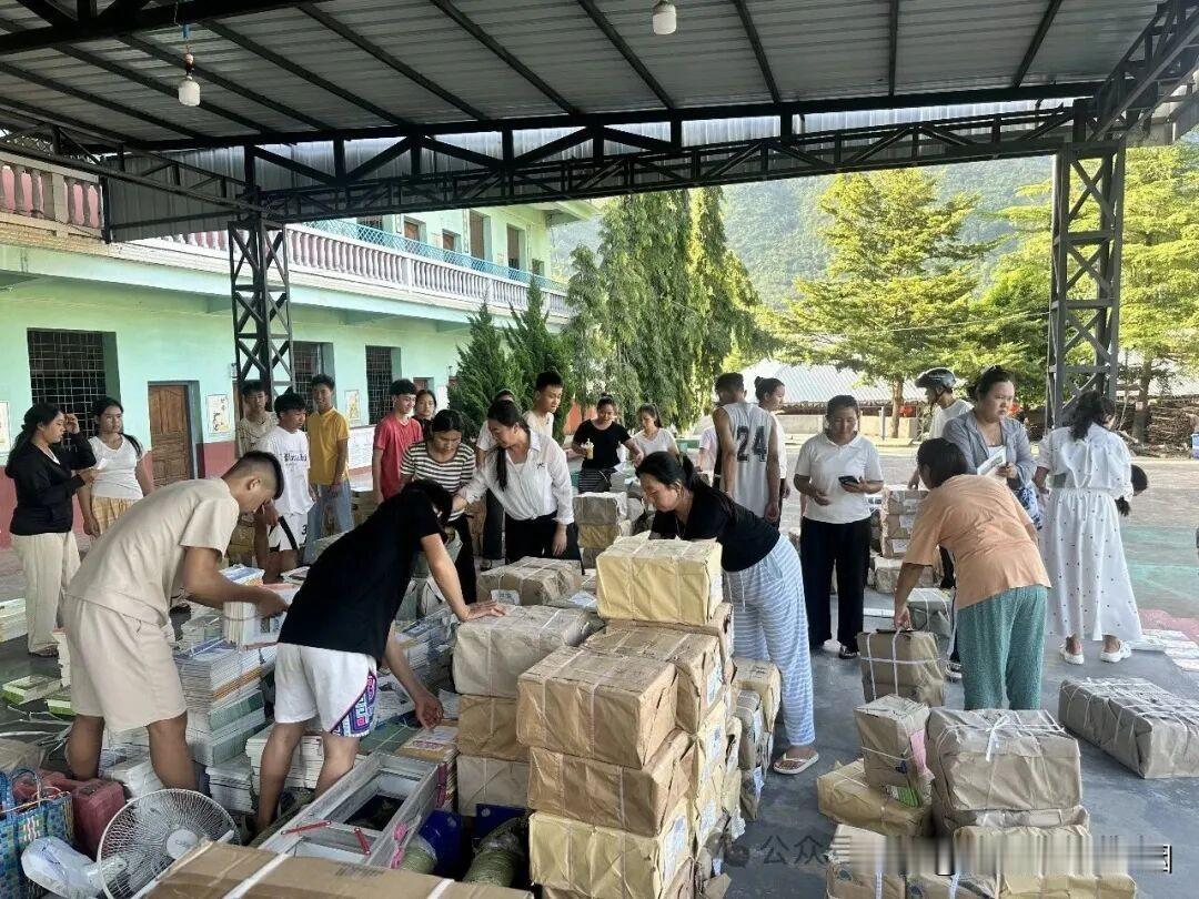 缅北果敢地区的中文教材到位和发放！

其实这也是每年开学的必备节目，因为缅北地区