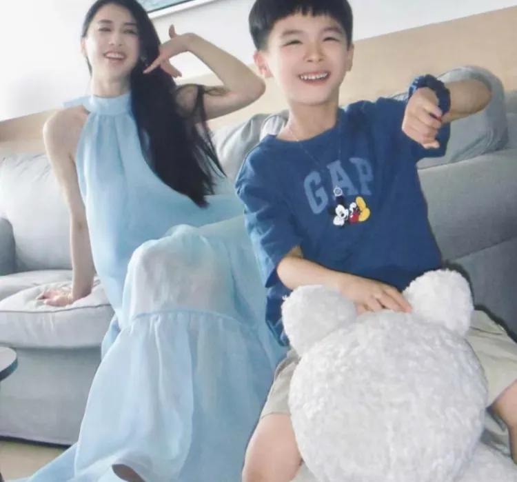 黄圣依和她的小儿子拍摄了一张温馨有爱的合影，而大儿子安迪因为外貌变化而不好意思出