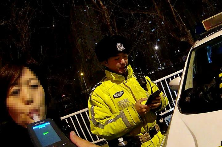“家不远，少开一点儿没事” 济南一女子醉驾被查！1月14日晚，济南市公安局交通管