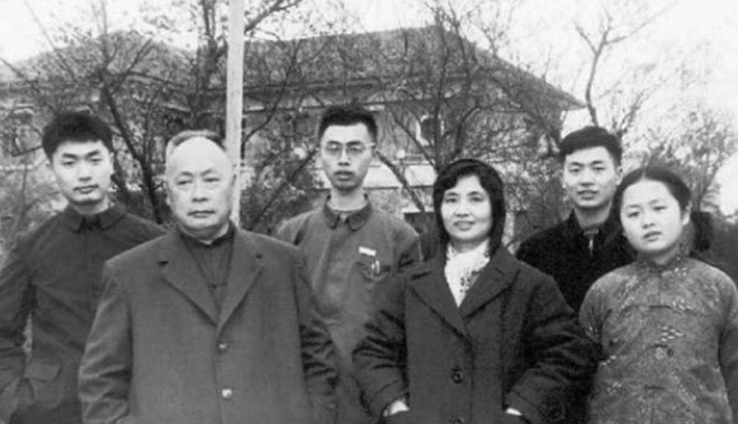 陈毅的儿子陈丹淮上小学时，老师拿着照片指着陈毅的照片问：“这是你父亲吧？”陈丹淮