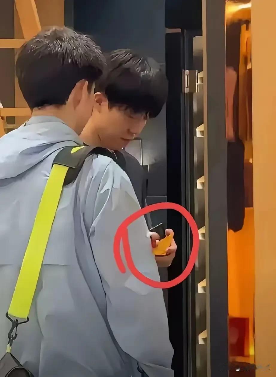 当王楚钦拿出招商黑卡的时候。这就是电视剧中豪门公子的样子！

不，他不是豪门公子