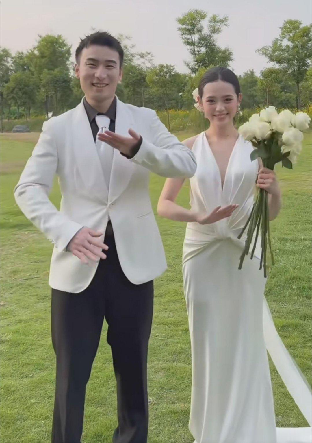 王楚钦御用陪练牛冠凯官宣结婚！青梅竹马奔赴圆满爱意，赛场拼搏后解锁人生新身份牛冠
