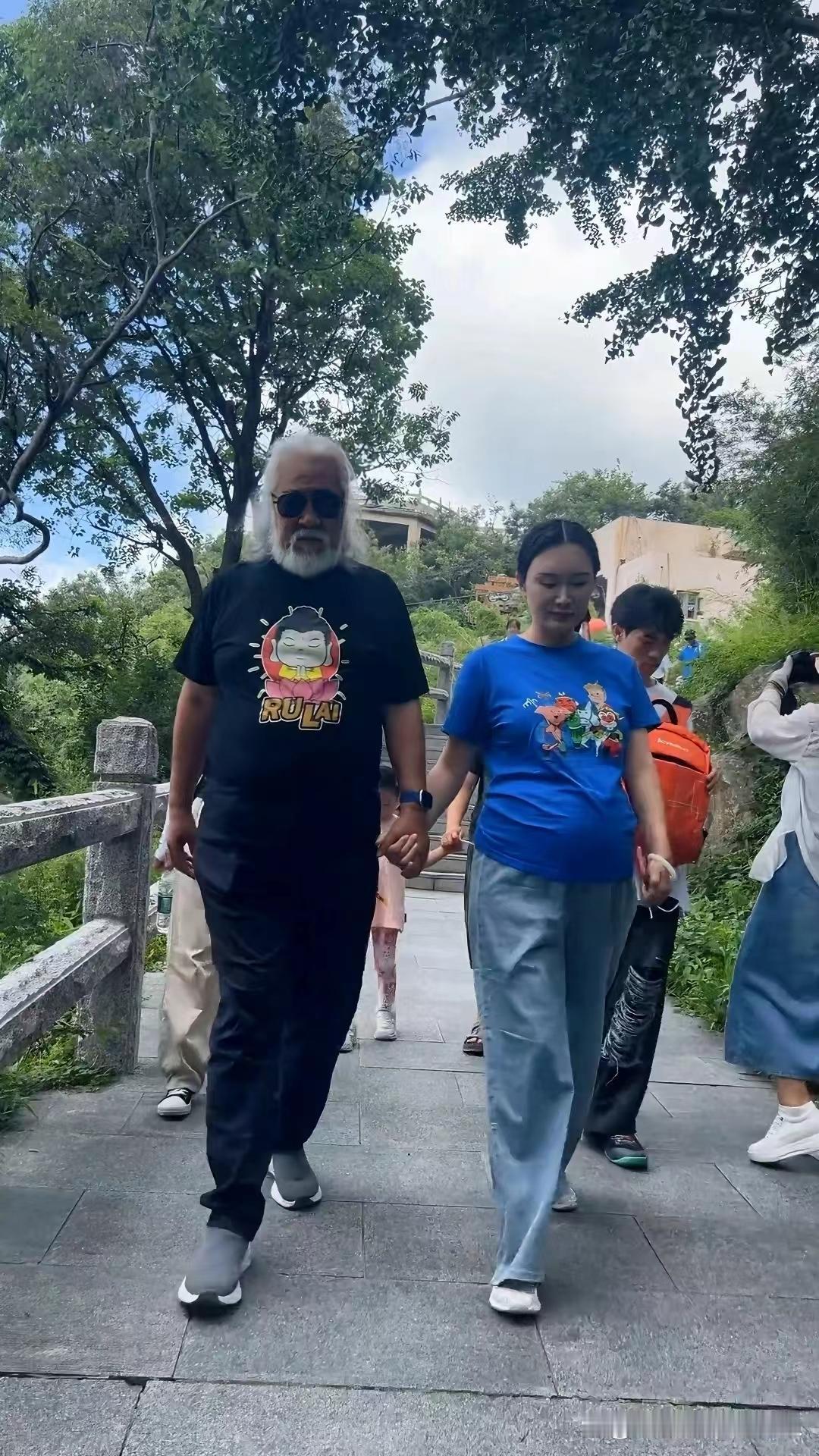 73岁张纪中陪夫人逛街，小31岁小娇妻孕肚明显，这已是第四胎了。不知大家怎么看?