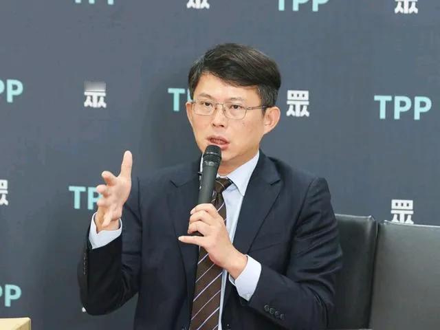 民众党主席黄国昌2日提及民进党死不认错能源政策的错误，只会勾结业者吃香喝辣、大捞