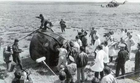 1971年，三名苏联宇航员在空间站工作23天后，成功返回地球。地面工作人员打开返