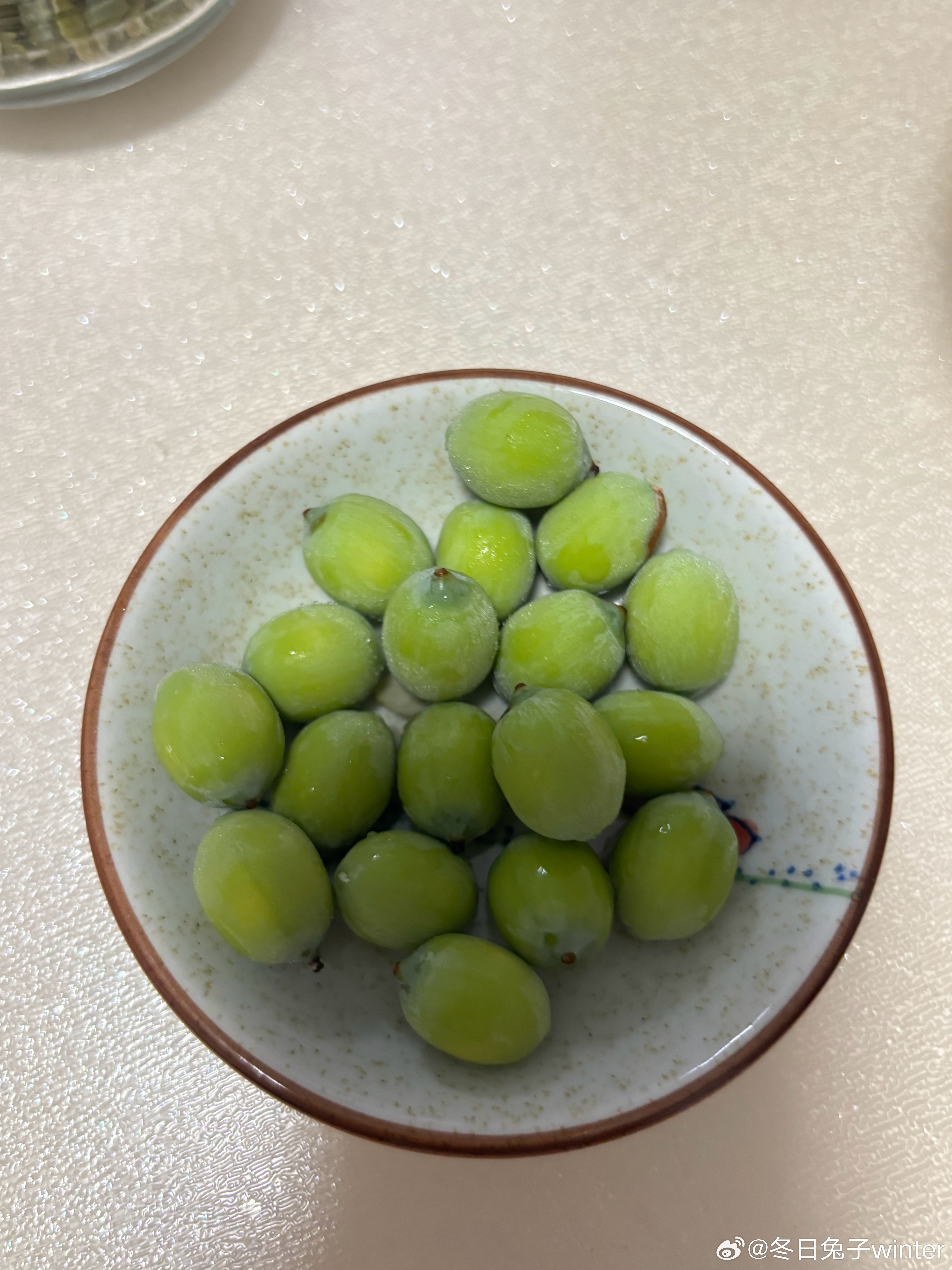 买了几个莲蓬，剥出来的莲子真漂亮。     大宝吃了一颗后说：“哇，超级好吃，跟