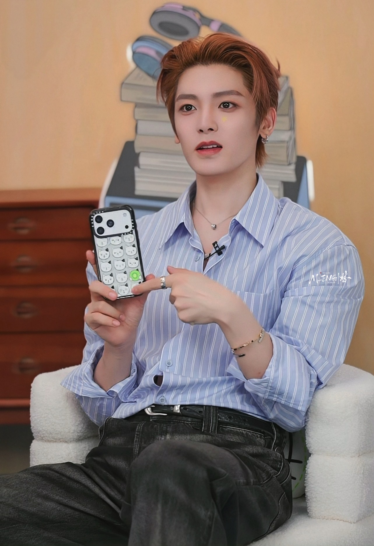 侯明昊[超话]  衣服上这个Duang大的“洞”……羡慕正对面的工作人员侯明昊 