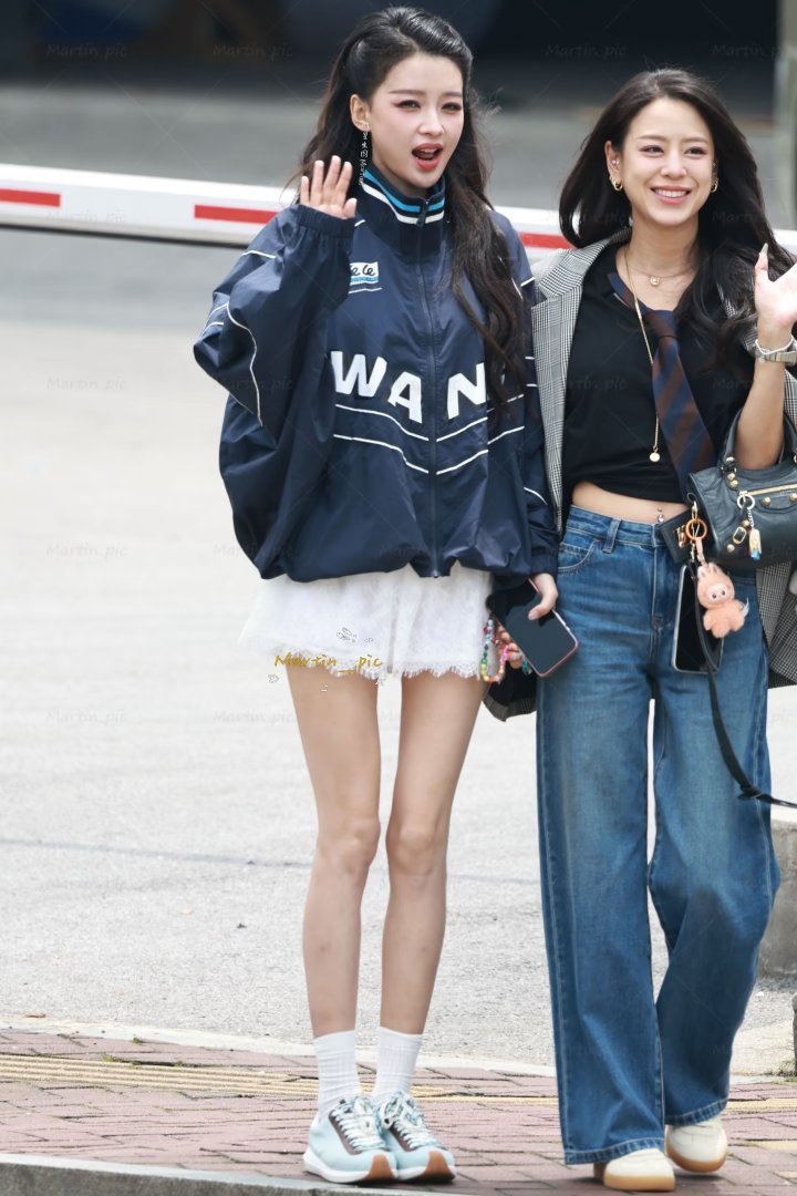 孙怡江语晨的吻戏呢姐姐两个人站在这里就对我眼睛很友好！！期待姐姐舞台！！！ 