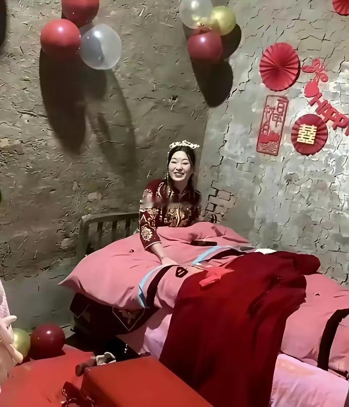 看新娘这表情，应该是嫁给了爱情 