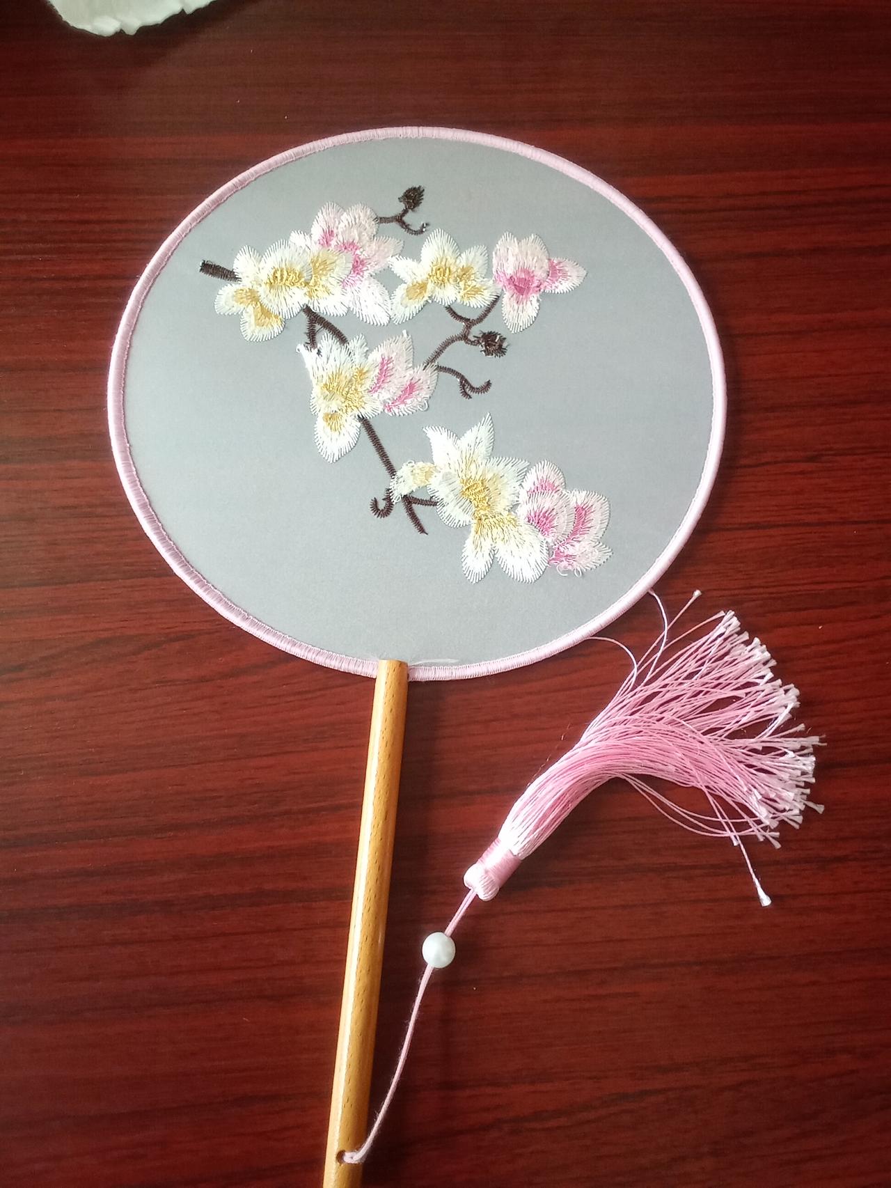 就这把团扇，直接把中式美学的“杀招”玩明白了！玉兰花刺绣针脚细得像春风拂过，半透