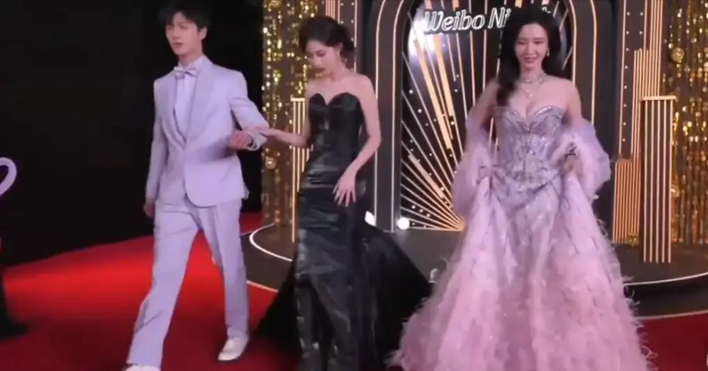 孟子义下意识的手，比剧本快0.3秒。
观众的眼睛是显微镜。
你嘴角抽动一下，眼神