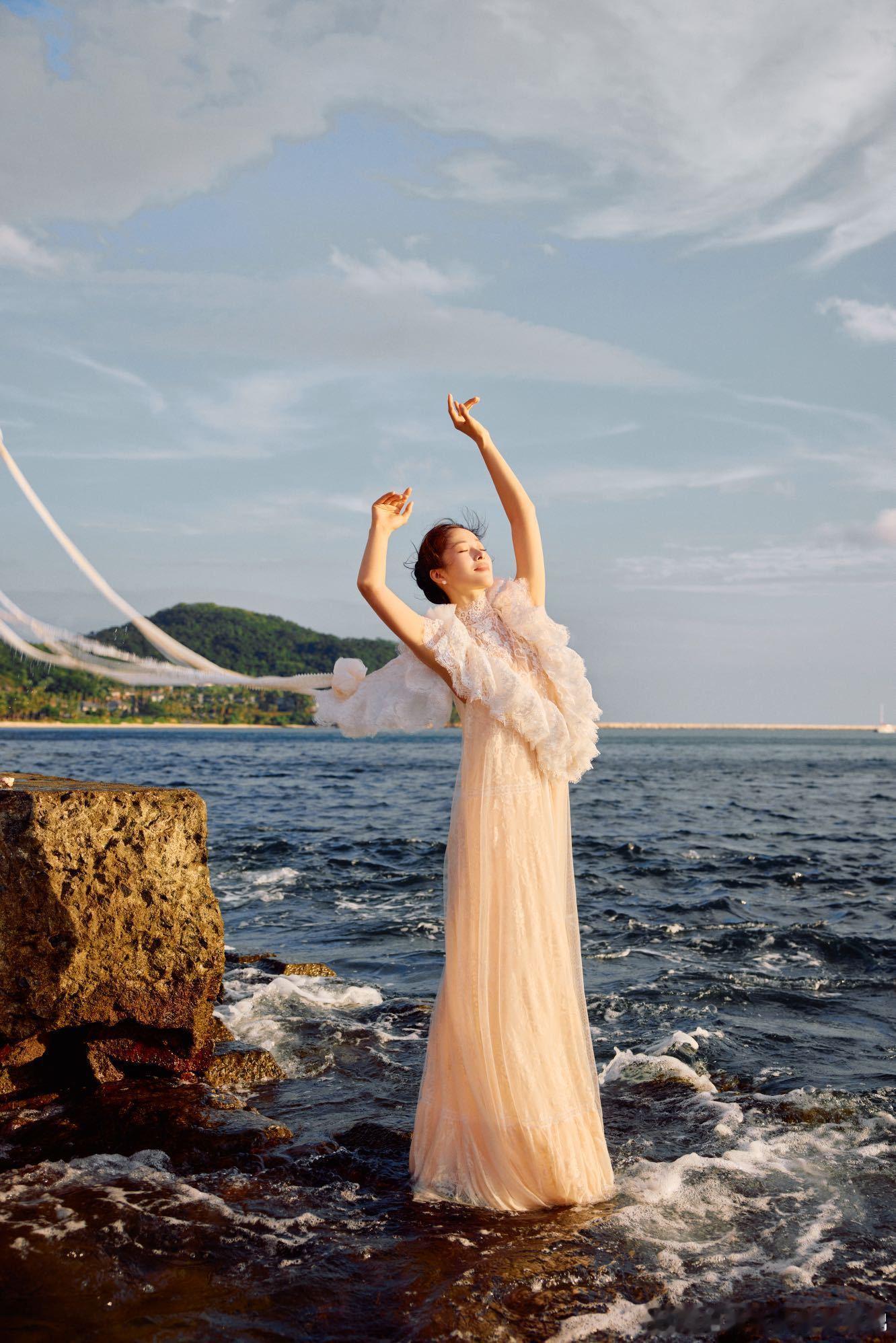 江一燕海边大片诠释氛围感 网友直呼像白天鹅 