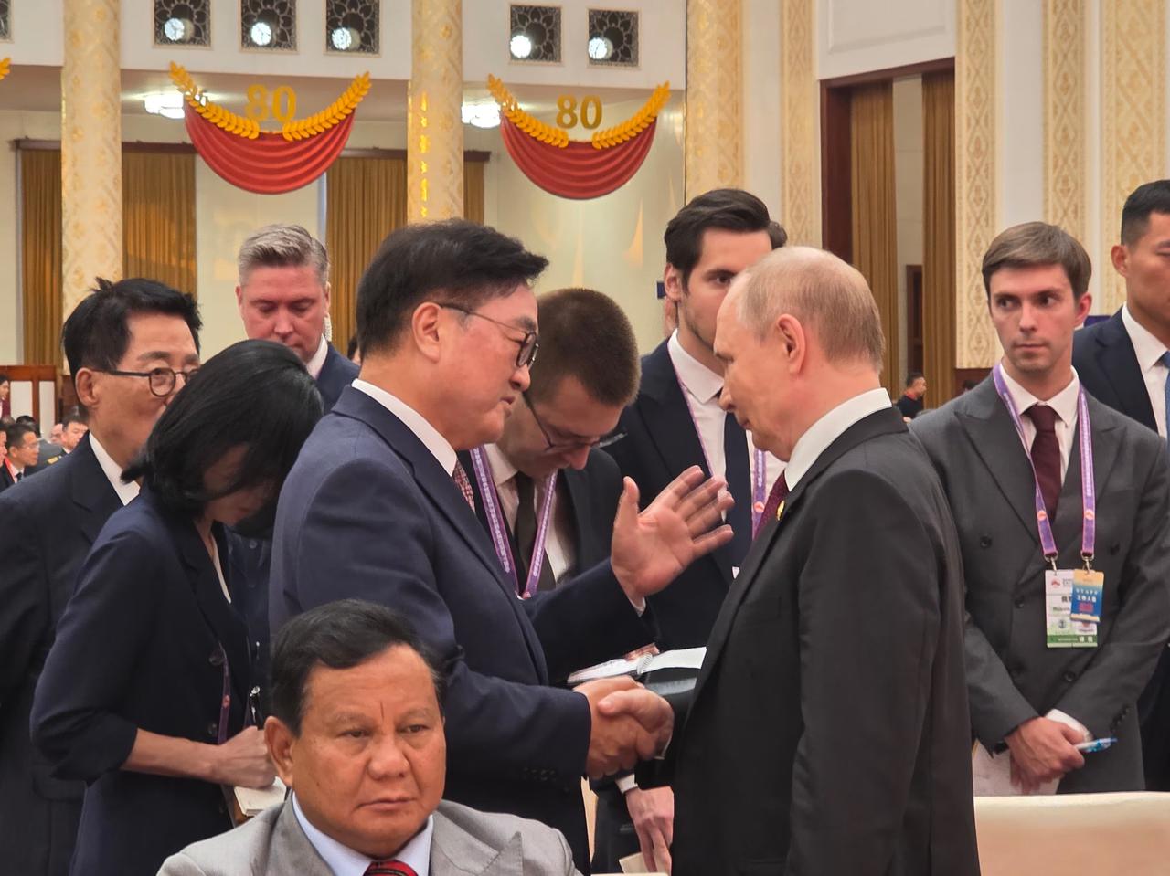 9.3阅兵结束后，韩国议长找到机会，请普京帮忙给金将军带了2句话！
 
韩国国会