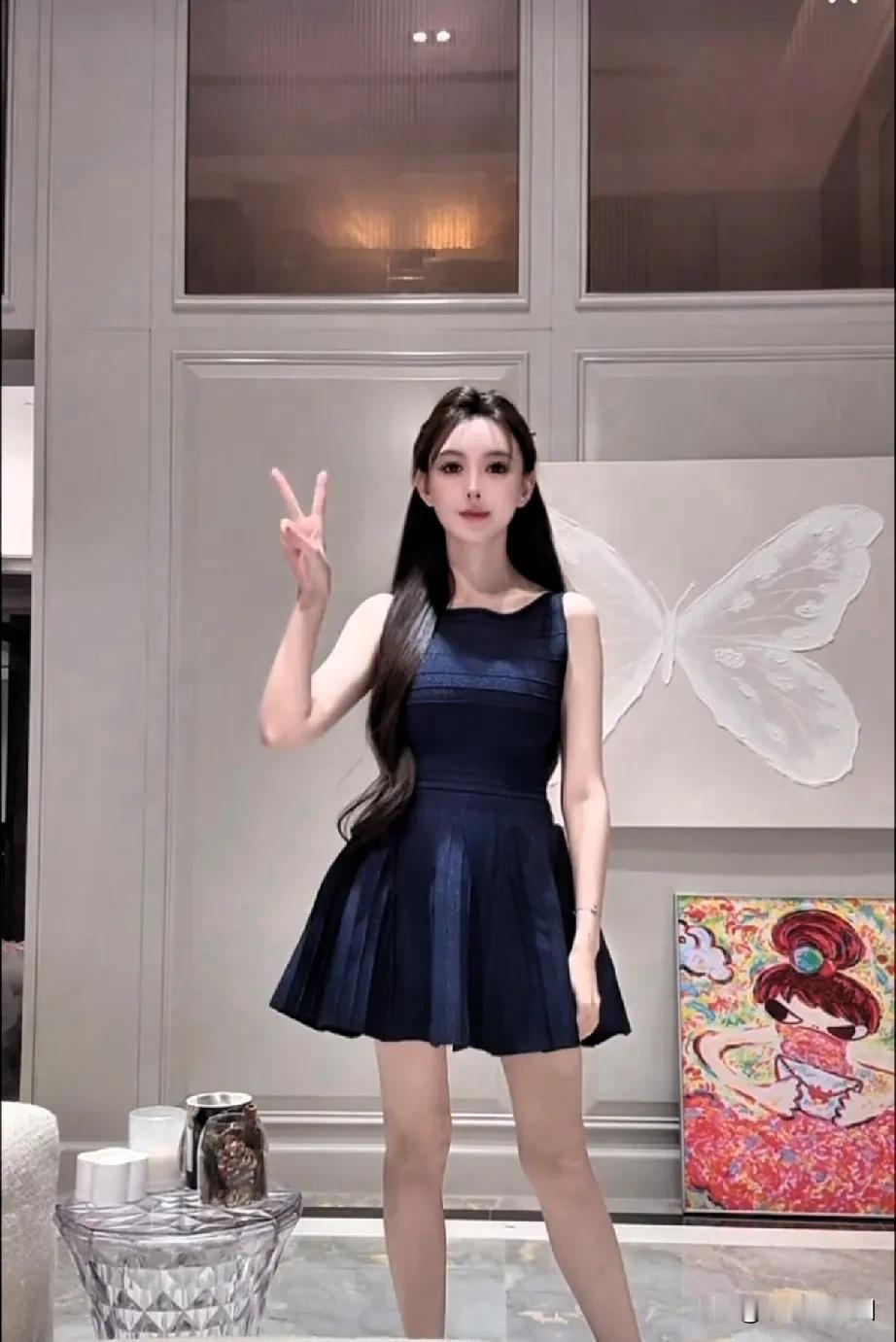没想到叶柯三胎生完身材恢复的这么好！远远的看上去还真的有点像angelababy
