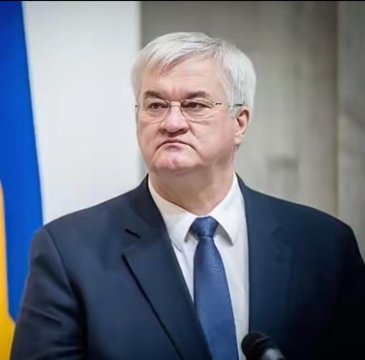 突发大新闻，俄乌冲突又炸出新高潮，今天乌克兰外长直接放话，声称俄罗斯敢用"榛树"