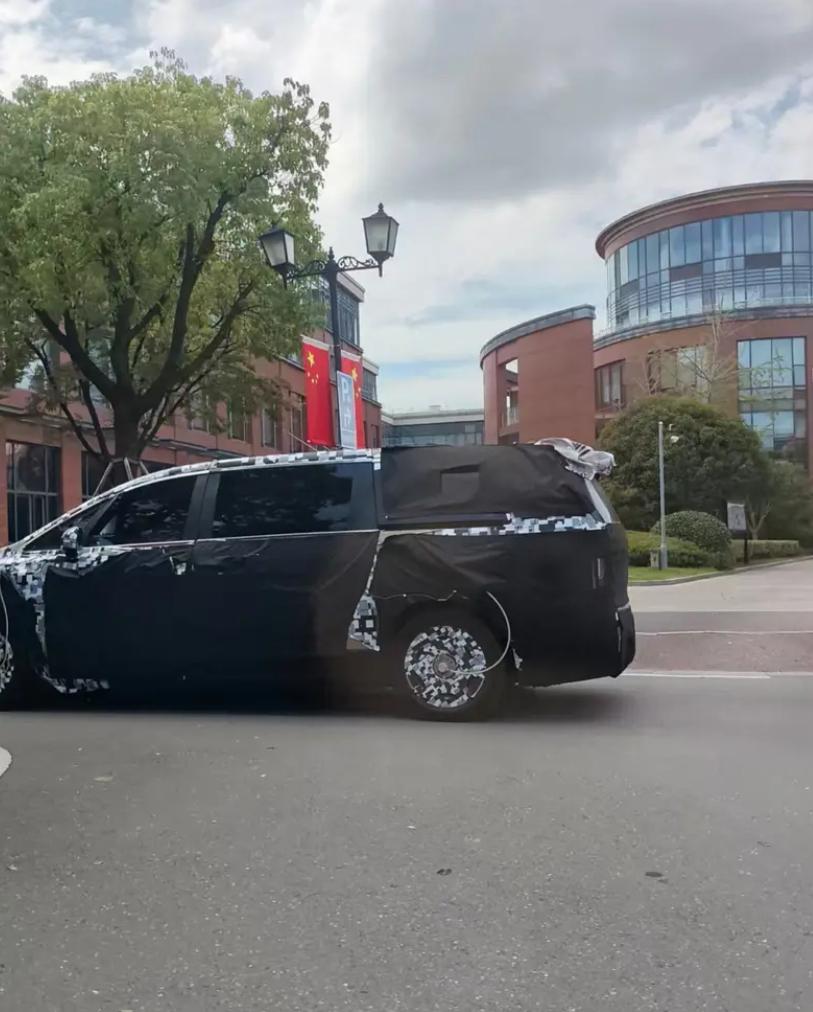 网友捕捉到疑似尊界MPV的测试图，再结合上这两天爆火的假想图，大家能想象出实车的