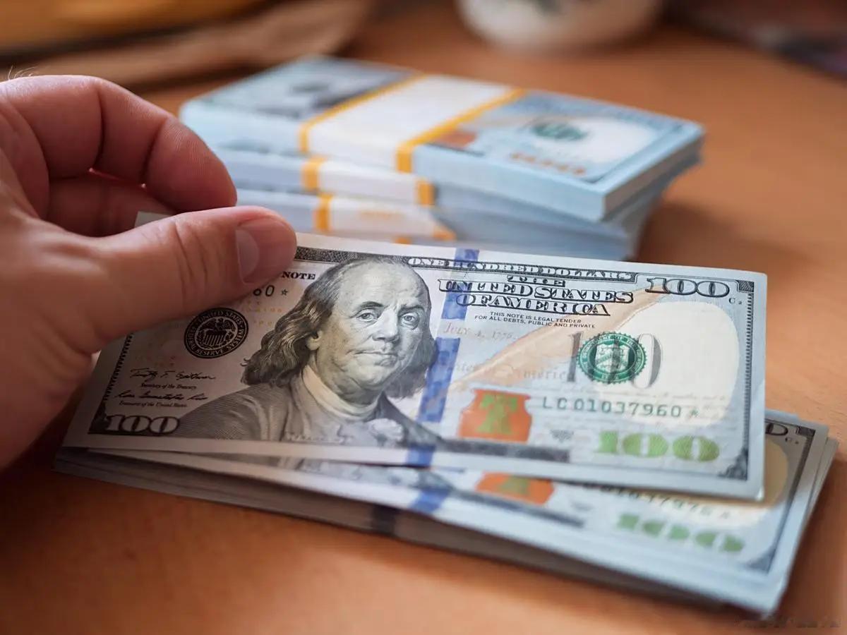 一旦中国今天清空全部7307亿美元美债，明天我们自己的出口企业，就将接不到一张新