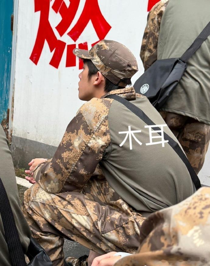官俊臣刚结束突围就军训官俊臣时代峰峻最命苦的男人 官俊臣刚结束突围还没过两天好日