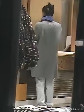 王菲对谢霆锋太宠了，亲自给她挑衣服、还主动买单……看背影，王菲确实也有点老了，她