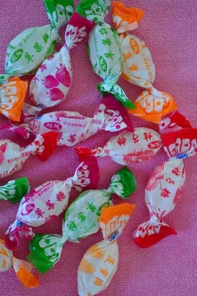 远去的那些日子22
那些年吃过的零食
1毛钱能买这么多糖块
最后那种零食，现在的