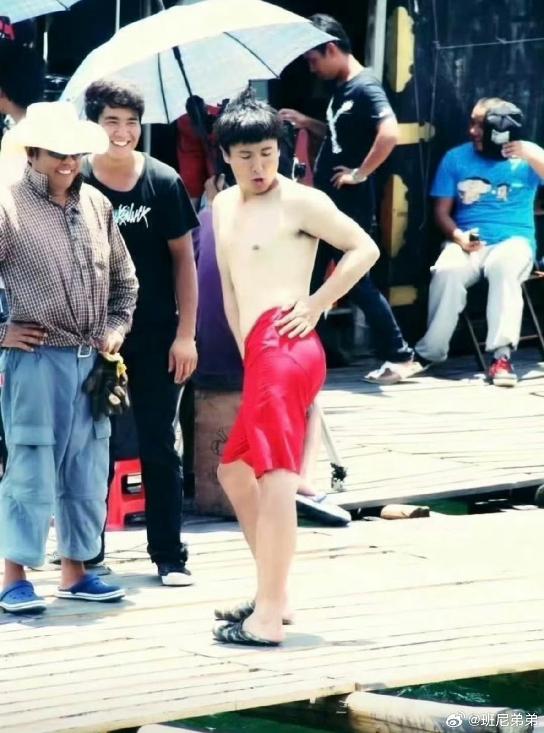 QQ回应沈腾空间被盗原来沈腾不是现在才这么“离谱”，早年就是个自带笑点的“显眼包