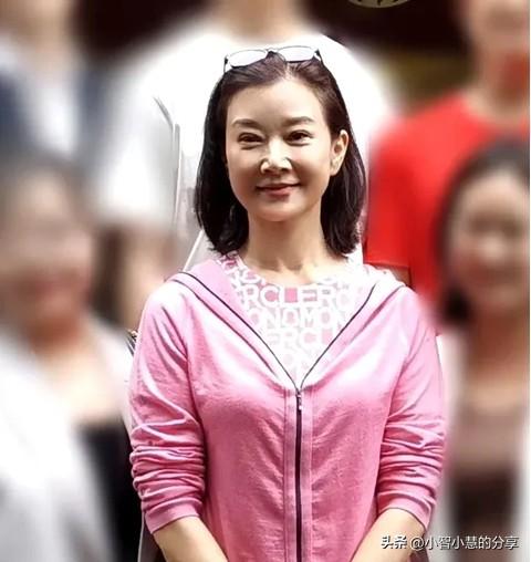 女神都有59岁了，穿着浅粉的外套，搭配一条牛仔宽松长裤，优雅大气，她是巴掌脸，皮