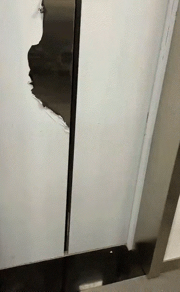 满园春色关不住，小伙出来脸绯红！
电梯门开，一群小姐姐蜂涌而出，她们身着工装，胸