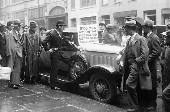 1929年大萧条撕碎了“市场万能”的神话。当奶农倒掉牛奶、工人饿倒在街头，那些精